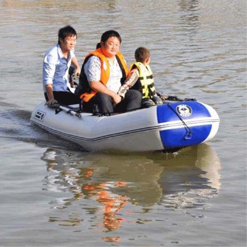金波乡公园游玩充气漂流船
